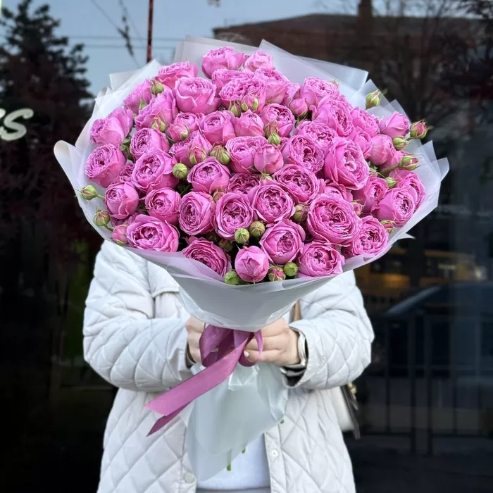 15 пионовидных роз